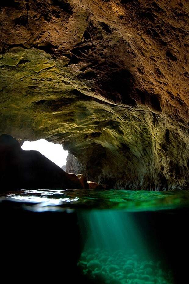 Скала глаз. Подводные скалы фото. Полуподводные фото. Полуподводная съемка.