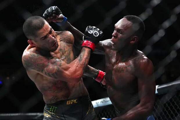 Адесанья взял реванш у Перейры, вернув пояс чемпиона UFC
