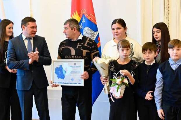 В Тамбовской области чествовали семью из Рассказовского округа, воспитывающую 10 детей