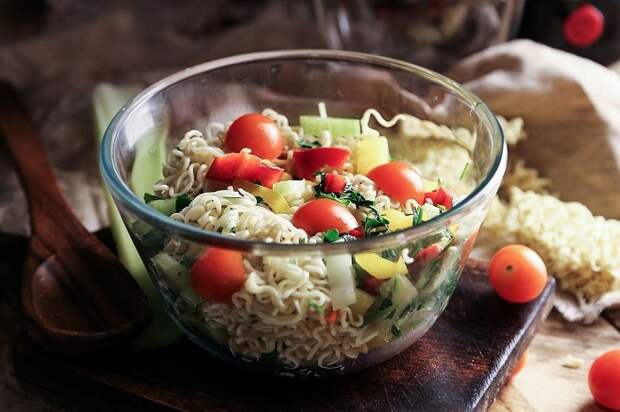 Салат из «Доширака» с помидорами черри, перцем и огурцами. / Фото: fishki.net