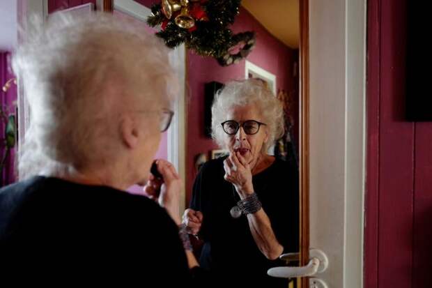 80-летняя бабуля-диджей зажигает на клубных вечеринках