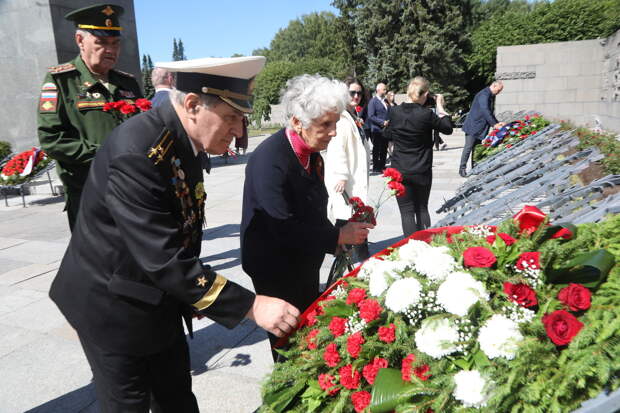 Фото: на Пискаревском кладбище почтили память погибших в годы Великой Отечественной войны