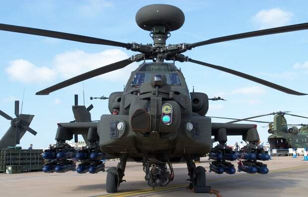 Apache AH-64 оснащенный ракетным вооружением.