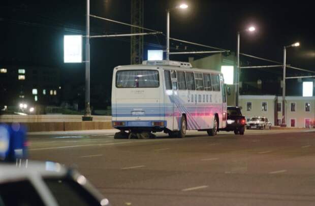 На фото: автобус, в котором террорист удерживал южнокорейских заложников на Большом Каменном мосту, 1995 год.