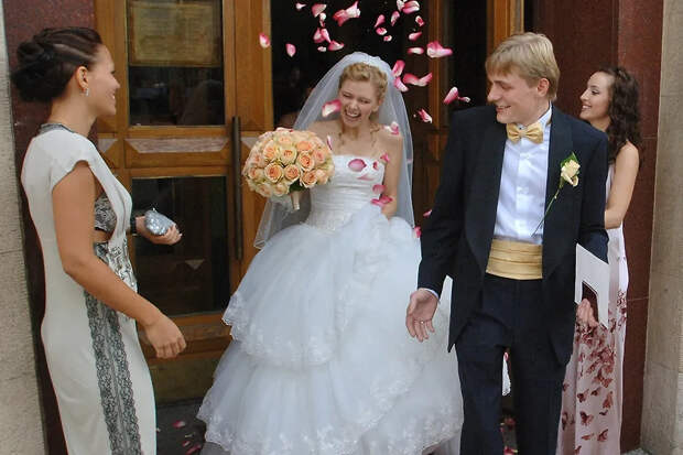 Дочь бывшего премьера Михаила Касьянова Наталья с мужем Андреем Клиновским после церемонии бракосочетания. Фото © ТАСС / Александр Саверкин