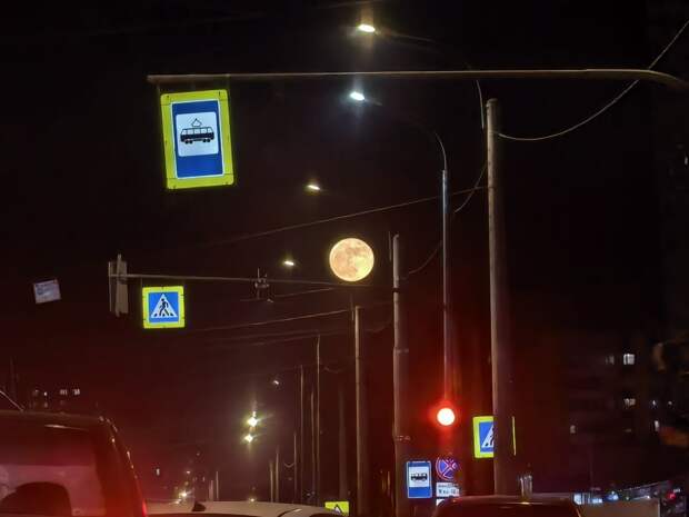 Появились фото безумно красивой убывающей Луны в Петербурге