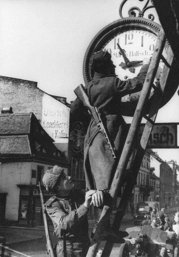 Сержант А.М. Ярушин и гвардии сержант И.К. Роговский переводят часы на московское время в немецком городе Ноймаркт, 1945 год. Германия. история, ретро, фото, это интересно