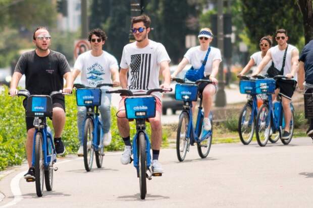 Priyanka Chopra, Nick Jonas, Joe Jonas and Sophie Turner go for a ride to celebrate the 4th of July in New York City.
