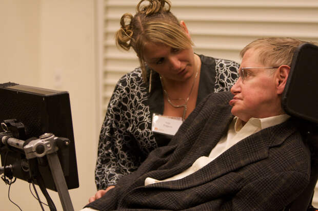 Стало известно о развлечениях Эпштейна и Стивена Хокинга с использованием скотча