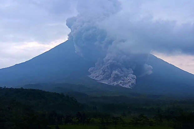 Antara: произошло как минимум четыре извержения вулкана Семеру в Индонезии