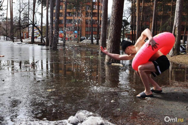 Новосибирский культурист искупался в луже Тимирязевского сквера