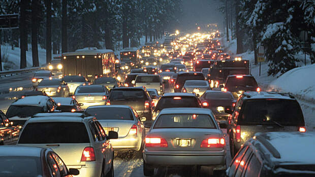 Движение ограничено на части трассы М-10 из-за прорыва теплотрассы в Подмосковье