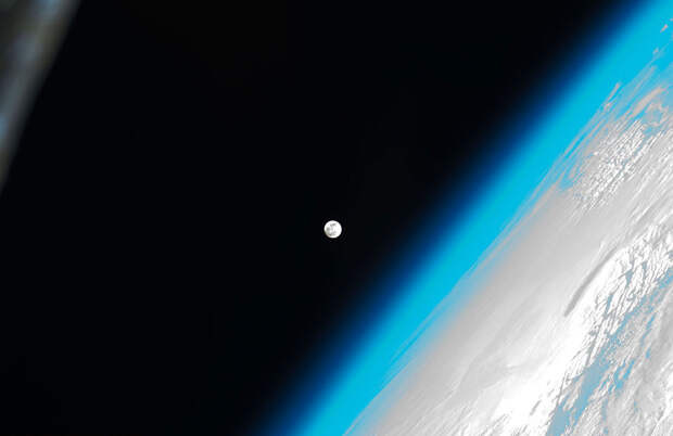 Земля, земная атмосфера и Луна