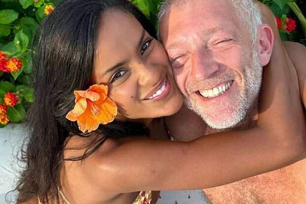 Актер Венсан Кассель с моделью Баптиста снялись на пляже с сыном