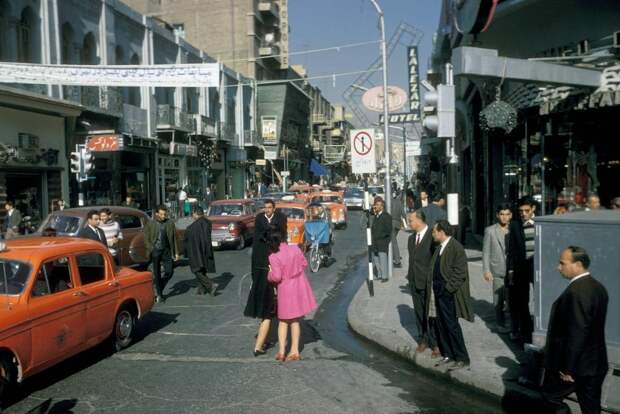 Тонкий Восток и модный Запад: фототур американца по Ирану в 1967 году