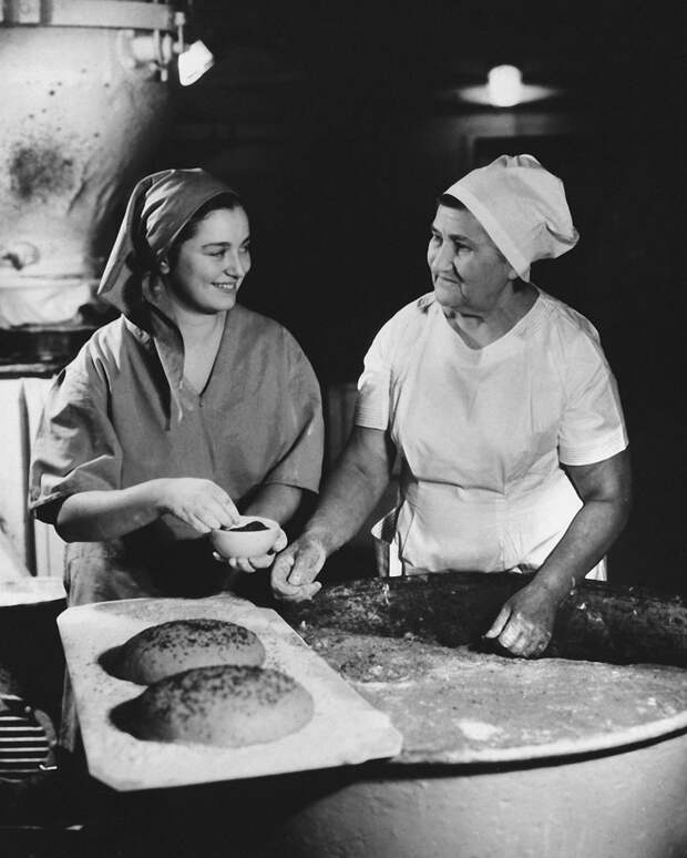 1956. В пекарне