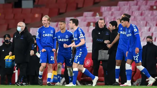 «Эвертон» впервые за 25 лет на выезде победил «Арсенал» в АПЛ благодаря автоголу голкипера