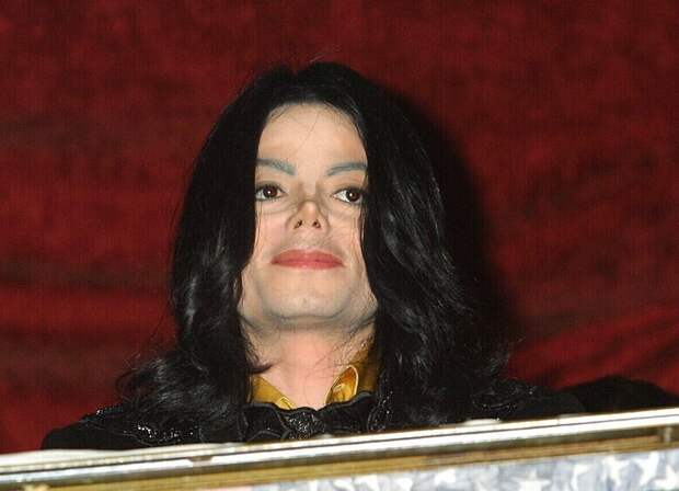 Всплыли архивные тревожные фото Майкла Джексона с предполагаемой юной жертвой