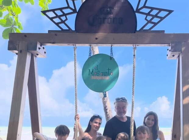 Актер Алек Болдуин отметил день рождения с семьей в Доминикане