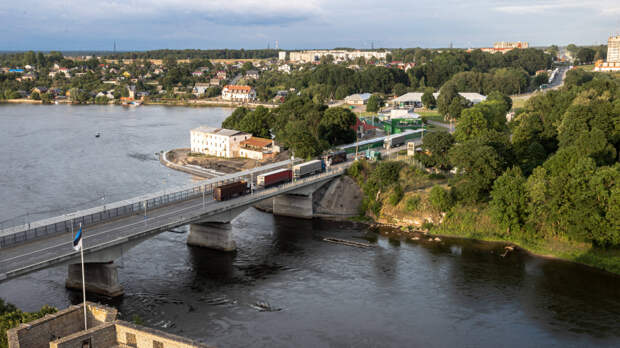 Эстония незаконно установила буи на Нарве, нарушив границу России