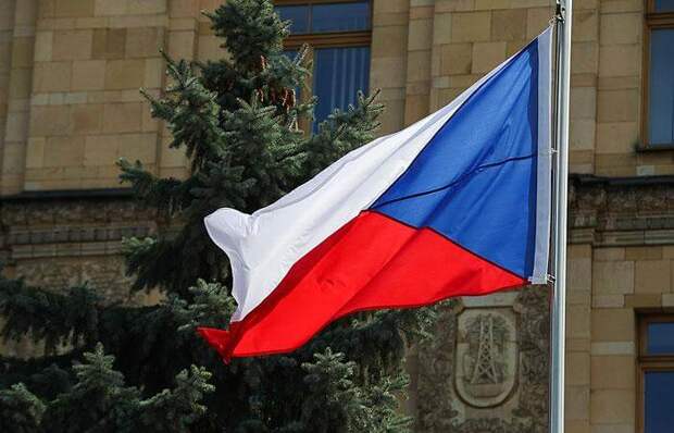 До семи человек сократят количество дипломатов Праге и в Москве