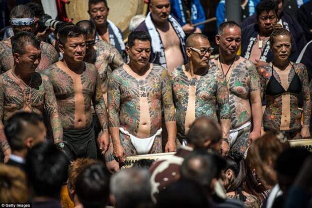 Незабитая полоска посреди груди и живота также призвана дать человеку возможность расстегнуть рубашку, не напугав окружающих Фестиваль, познавательно, татуировки на теле, татуировки означающие, татуировки якудза, якудза, якудза япония, япония