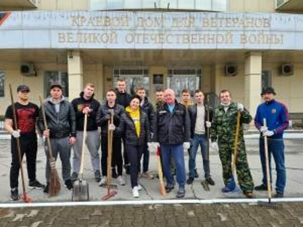 В Хабаровске сотрудники следственного управления провели субботник в подшефном доме ветеранов