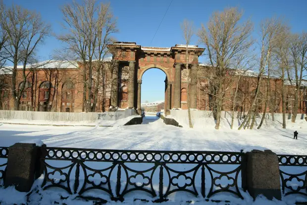 Еще один ЖК: исторический дом напротив Новой Голландии в центре Петербурга выставили на торги