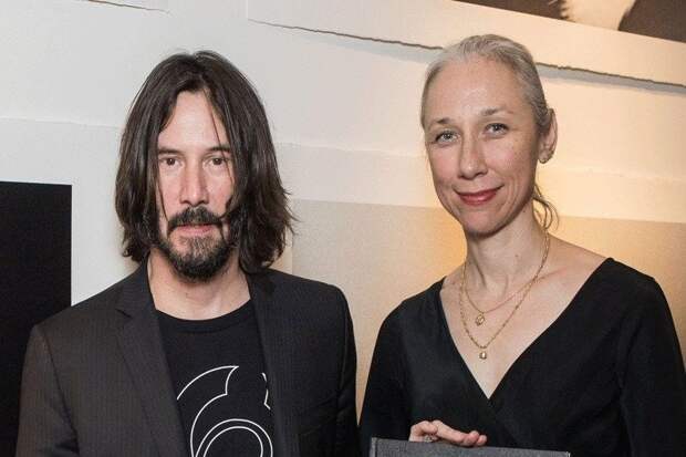 Холостяк передумал? Киану Ривз вышел в свет под руку с американской художницей