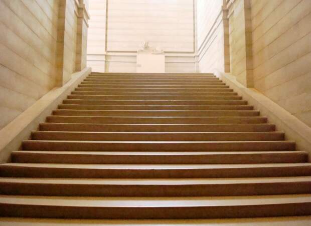 infinitecanvas.jgate_.de-Paris-Louvre-marble-stairs