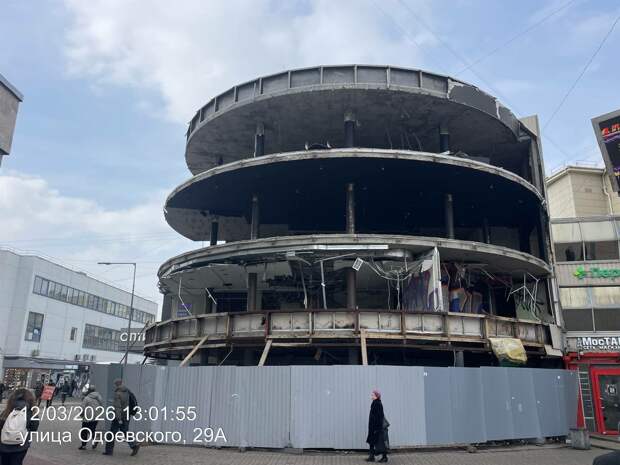 ГАТИ: рабочие продолжают сносить развалину у станции метро "Приморская"