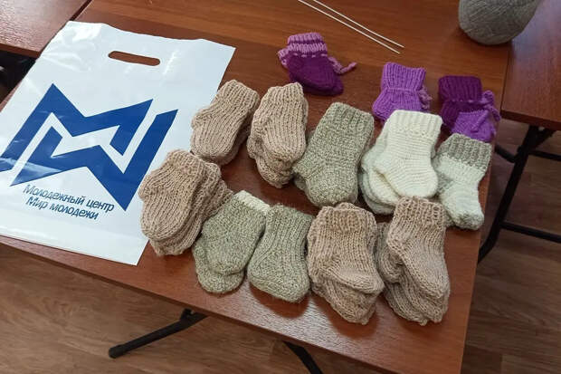 В Академгородке Новосибирска волонтёры вяжут маленькие носочки для недоношенных детей