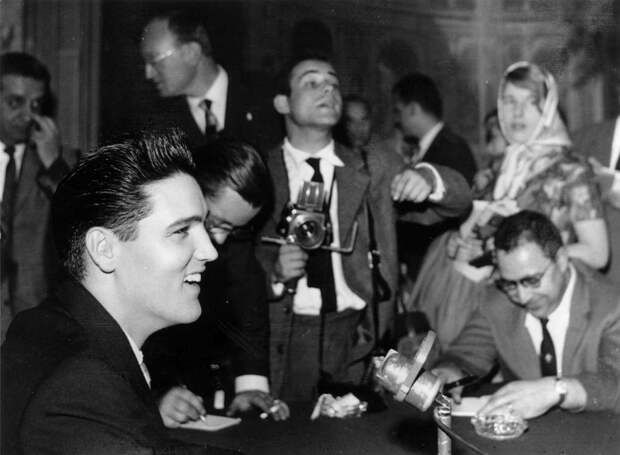 На пресс-конференции в Париже, где Элвис Пресли провел часть своего отпуска, 1959 год Keystone/Getty Images