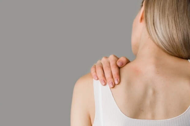 Врач назвал опасные для жизни причины боли в плече