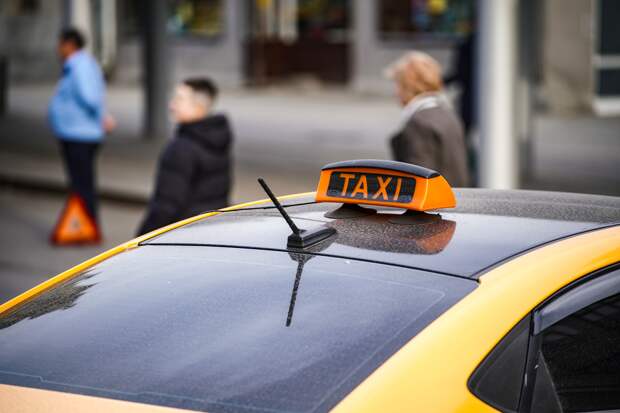 В Петербурге мужчина запрыгнул на капот такси и попытался пробить стекло