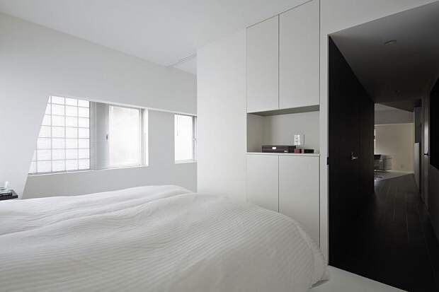 Белая спальня и чёрный коридор