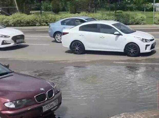 К чему привело бездействие: фонтан канализационных вод пробил асфальт на пересечении улиц Российской и Солнечной в Краснодаре