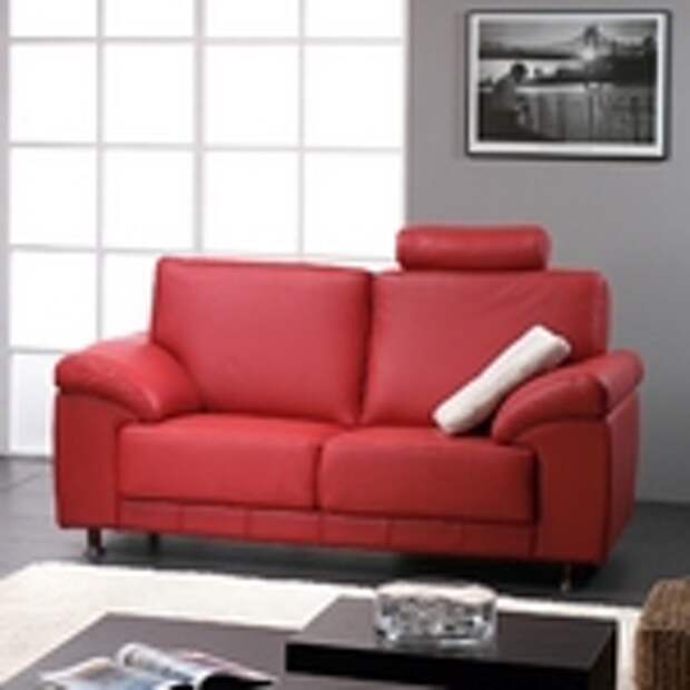интерьер с красным диваном