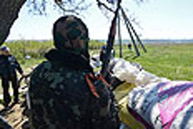 Сторонники федерализации дежурят на блокпосту возле села Былбасовка под Славянском.