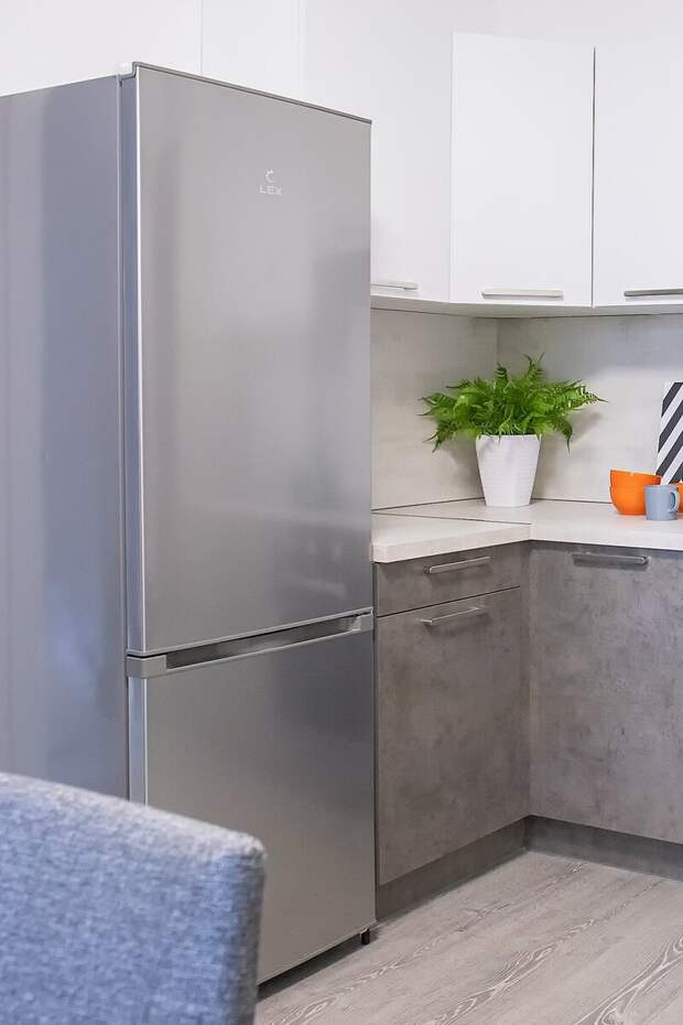 Кухня СИНГЛ с отдельностоящим холодильником "металлик". Фото из каталога комплексной меблировки для застройщиков