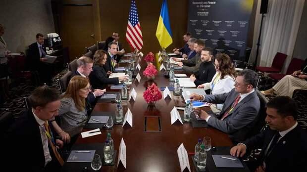 Вице-президент США Харрис не стала ждать окончания украинского саммита и улетела домой