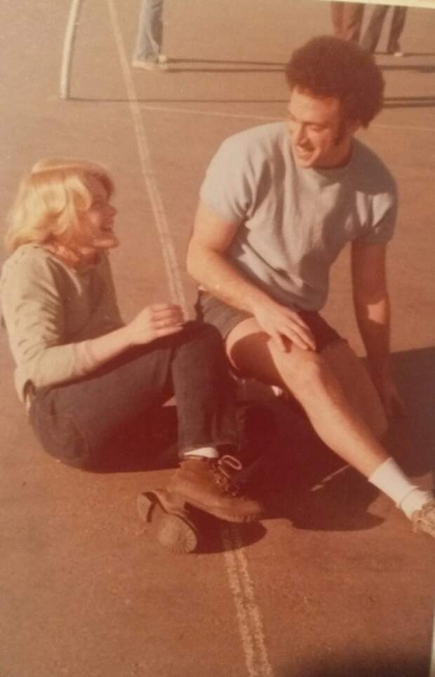 На волейбольной площадке, 35 лет назад, произошла судьбоносная встреча моих родителей.
