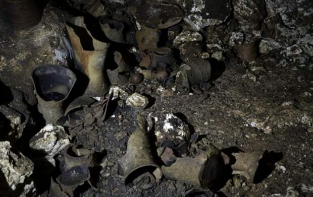 Найденные в пещере предметы пролежали там не меньше 1000 лет. /Фото: korrespondent.net