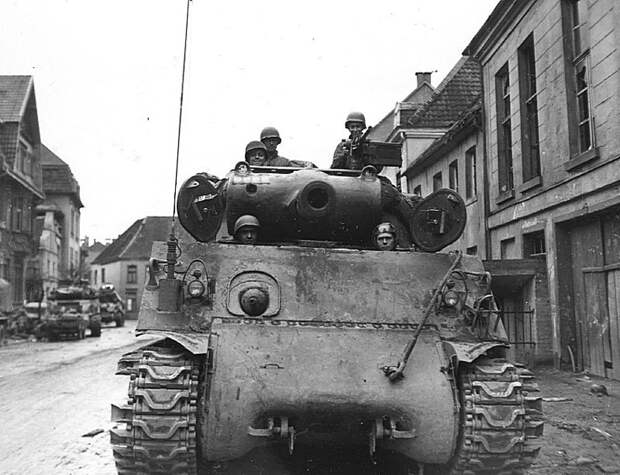 Экипаж редкой модификации САУ M36B1 (M36B1 90мм GMC) из 654-го батальона истребителей танков, действовавшего в составе 35-й пехотной дивизии США, в немецком городе Райнберг Великая Отечественная Война, СССР, военная техника, германия