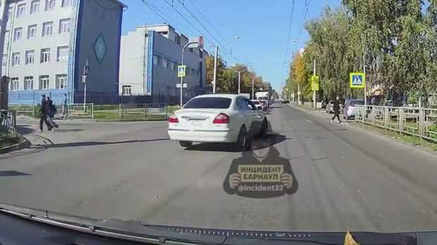 Полицейские ищут водителя с абхазскими номерами за опасное вождение в Барнауле