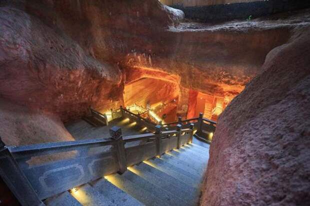 Лестница, ведущая вниз в одну из некогда затопленных пещер Лонгйоу.