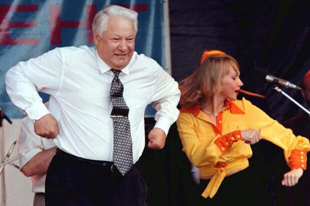 Говорят, что под алкоголем Ельцин был податлив и соглашался на любые уступки и многие этим пользовались - подпаивали его специально