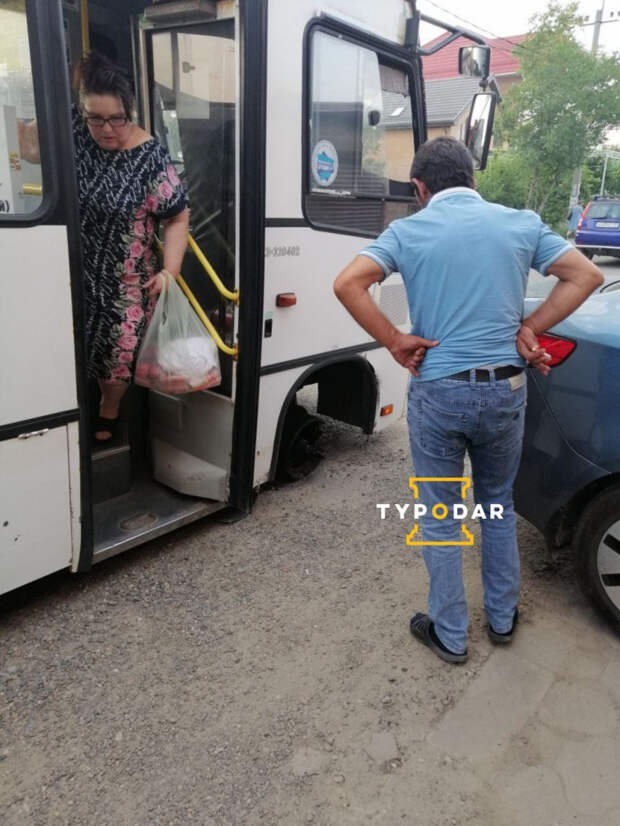 В Краснодаре вновь ЧП с маршруткой: чуть не угробил людей