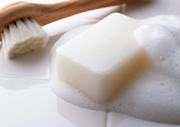 Как отстирать жирное пятно на одежде при помощи хозяйственного мыла
