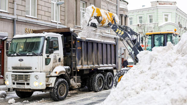 Убирать снежные завалы в Москве вышла 31 тыс. сотрудников городских служб